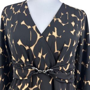 Alfani Faux Wrap Stretch Top S Black Tan Abstract Print Metal Link Ruched back